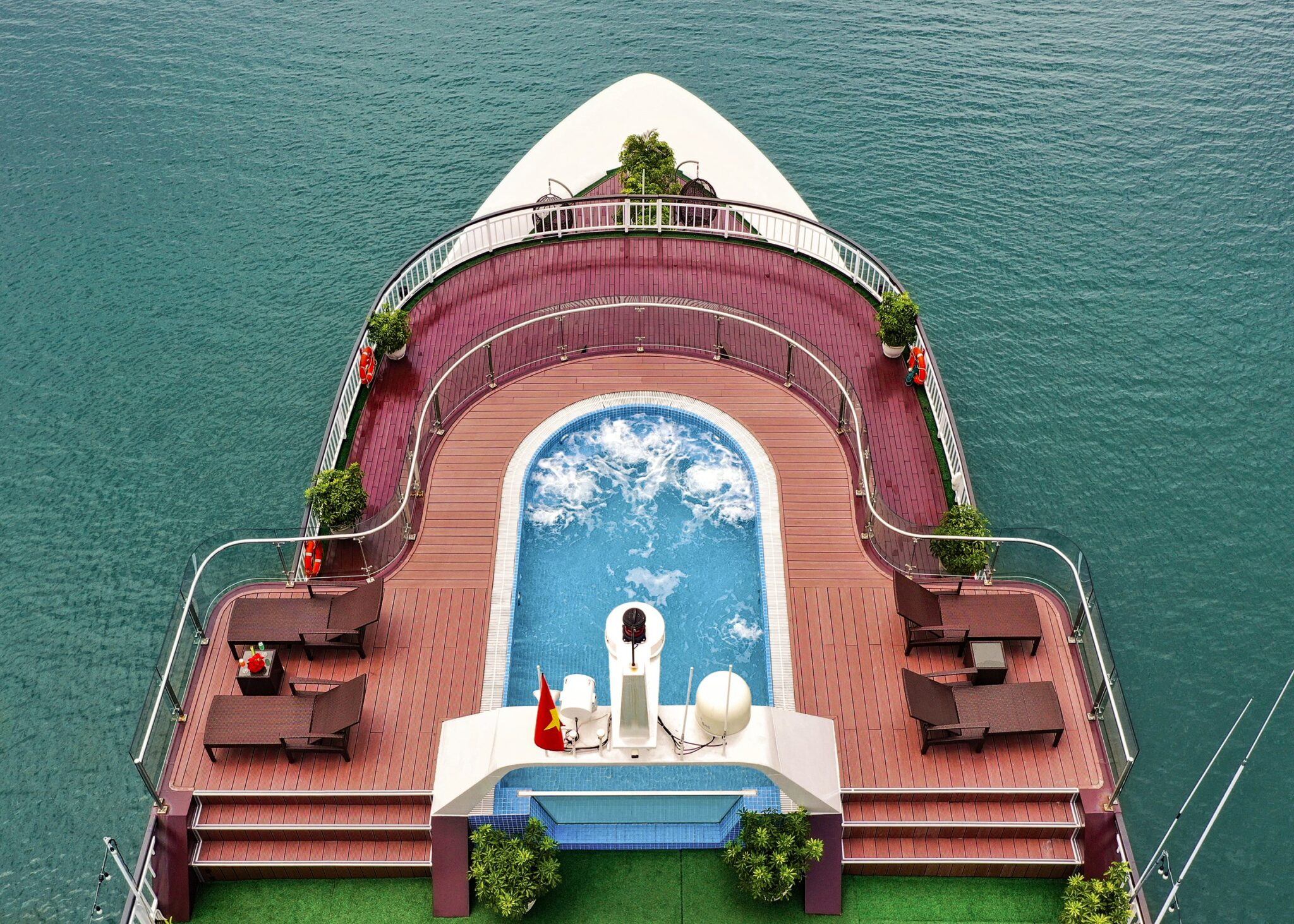 Jacuzzi-pool-4-2048x1463